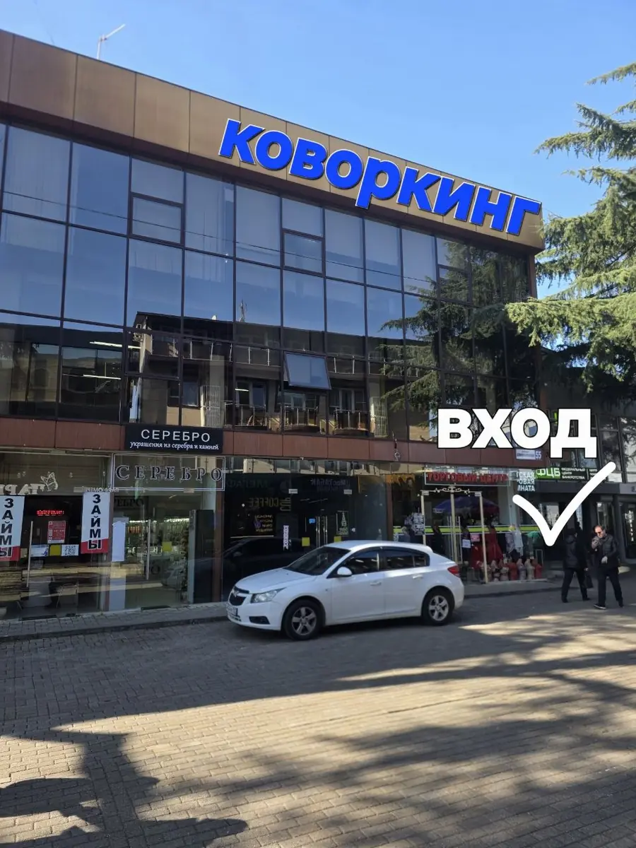 Вход в здание с Демократической улицы